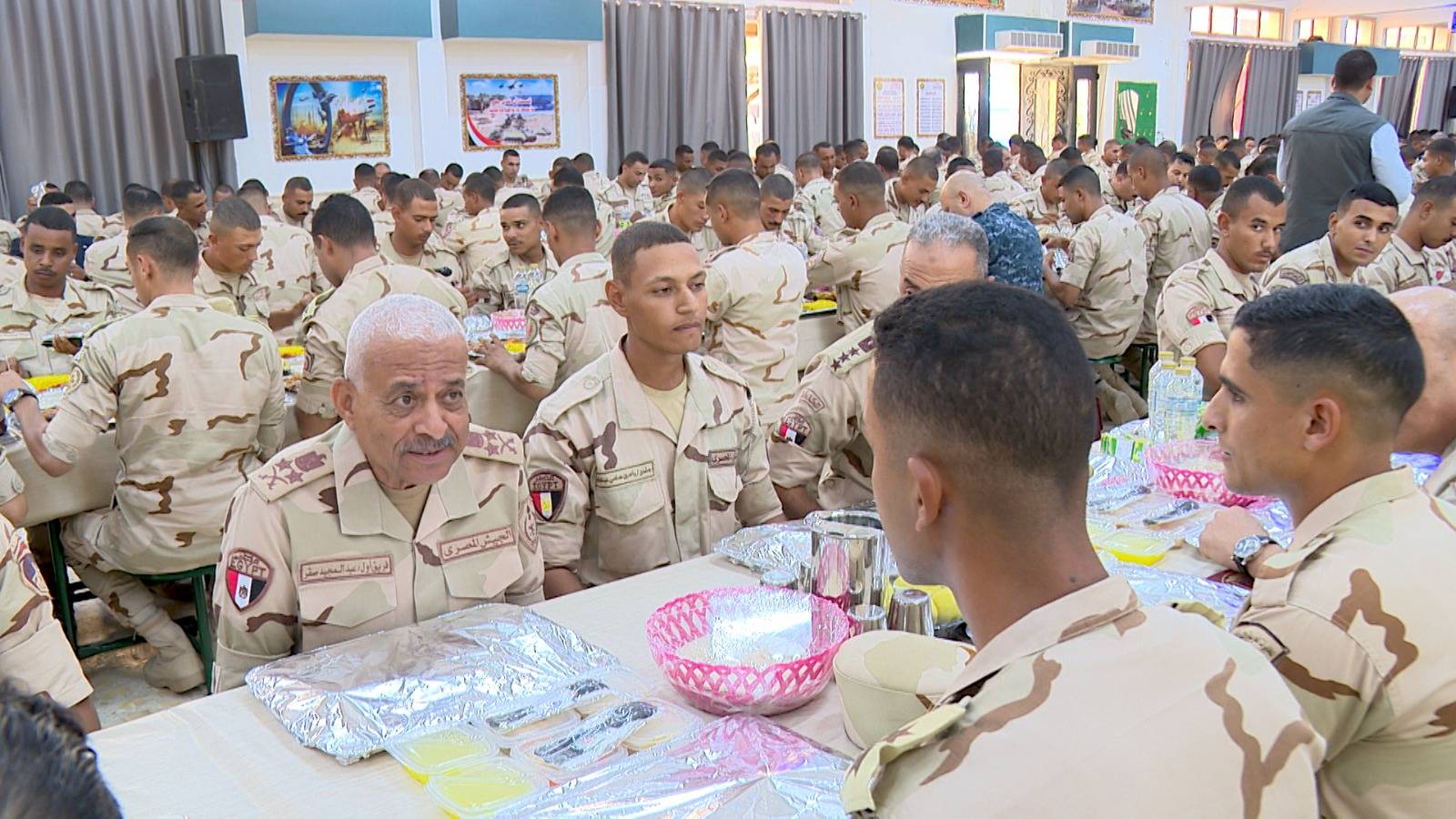 وزير الدفاع المصري يتناول الغداء مع مقاتلي المنطقة الجنوبية العسكرية (المتحدث العسكري المصري)