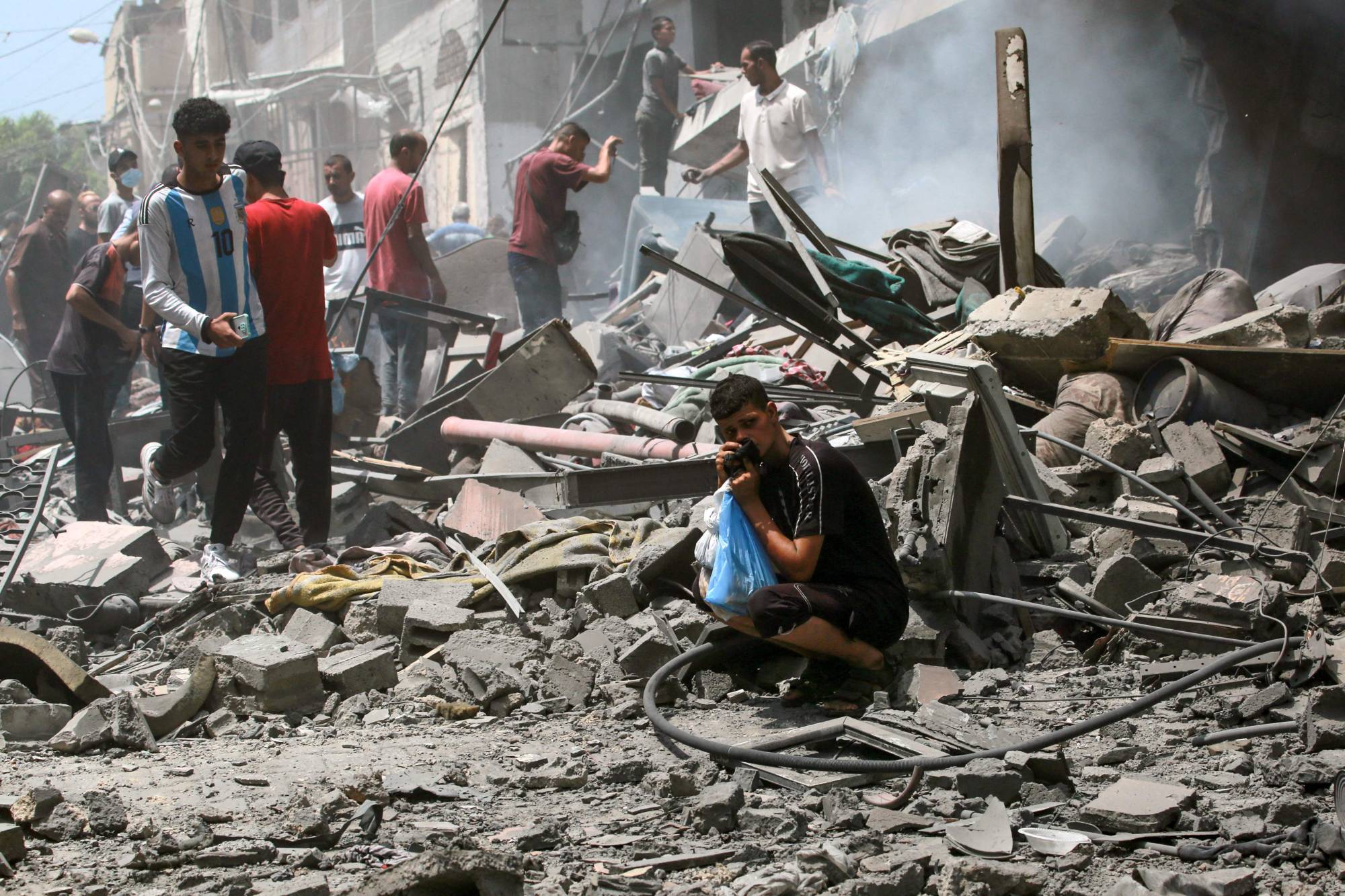 فلسطينيون يتفقدون الدمار الذي خلّفته غارة إسرائيلية على حي الزيتون جنوب مدينة غزة 8 أغسطس 2025 (أ.ف.ب)