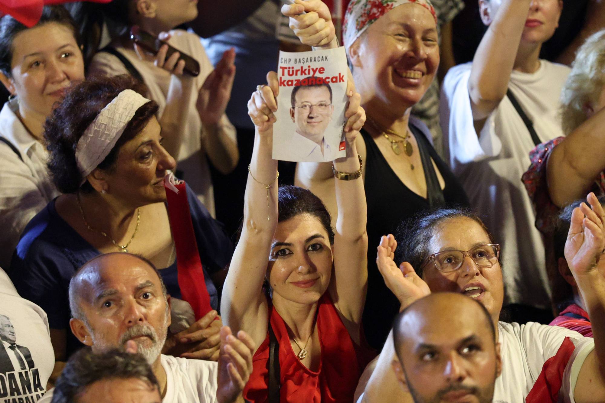 اعتقال إمام أوغلو في مارس تسبب في احتجاجات وتأثير على الوضع الاقتصادي (حزب الشعب الجمهوري - إكس)