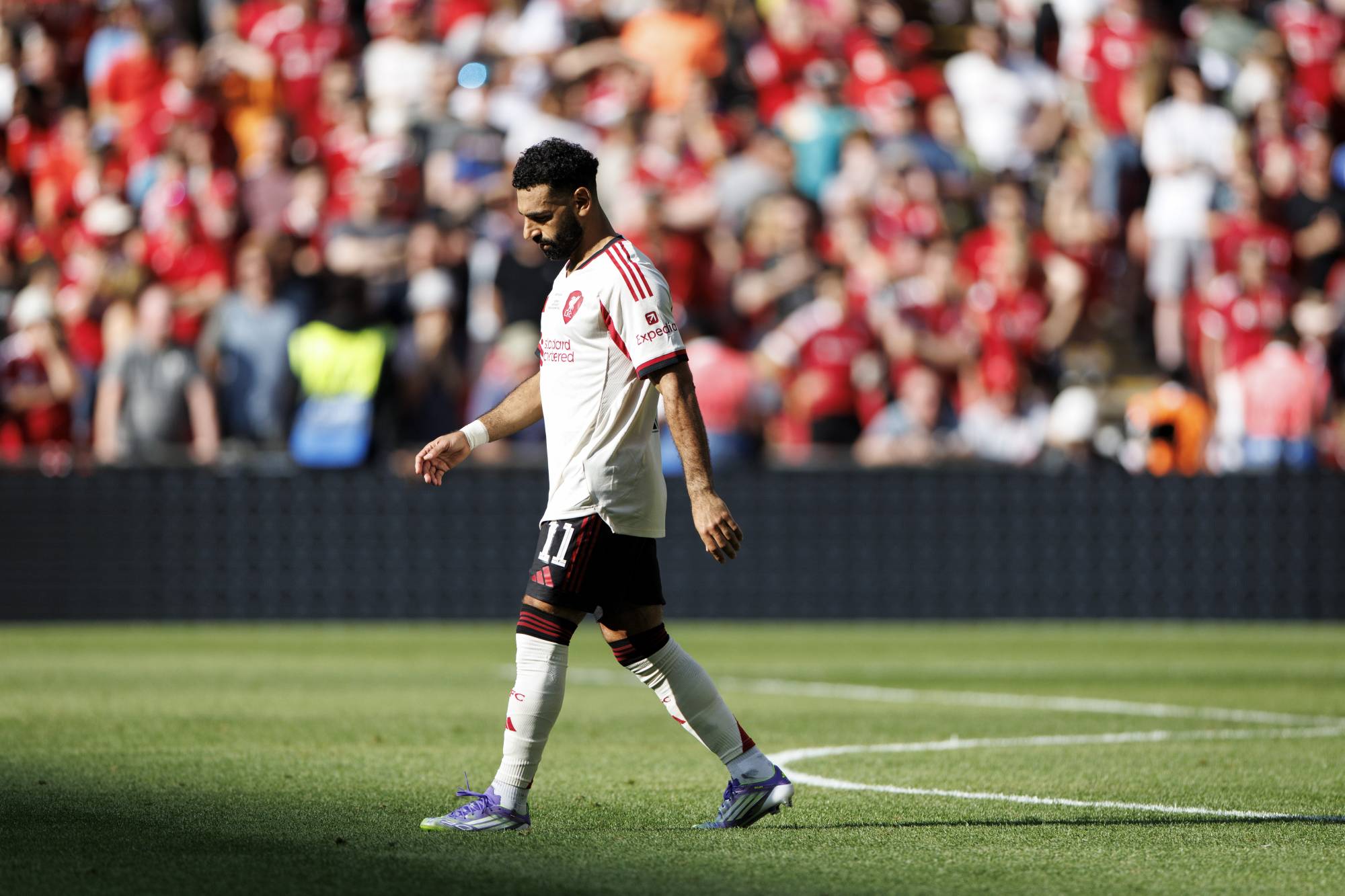 حسرة محمد صلاح بعد إهداره ركلة الترجيح الأولى لليفربول (إ.ب.أ)