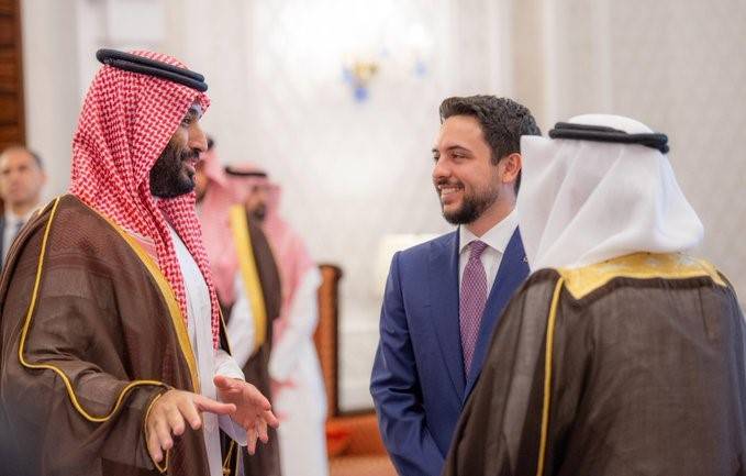 حديث ودي بين الأمير محمد بن سلمان ولي العهد رئيس مجلس الوزراء السعودي وولي العهد الأردني في قصر نيوم (واس)