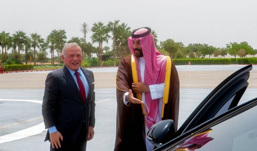 الأمير محمد بن سلمان ولي العهد رئيس مجلس الوزراء السعودي خلال استقباله العاهل الأردني في قصر نيوم (واس)
