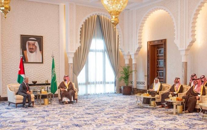 الأمير محمد بن سلمان ولي العهد رئيس مجلس الوزراء السعودي خلال مباحثاته مع العاهل الأردني في قصر نيوم (واس)