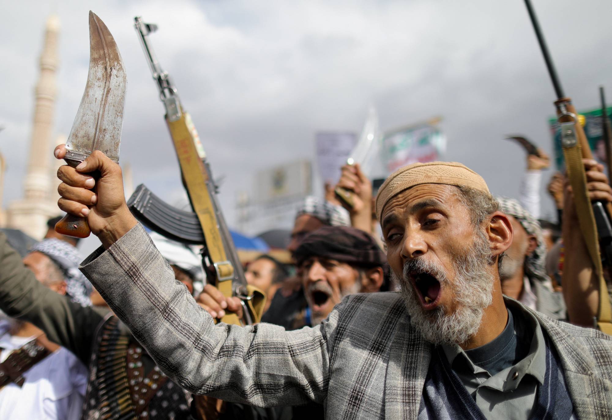 الحوثيون هدّدوا بتوسيع دائرة استهدافهم لسفن الشحن (رويترز)