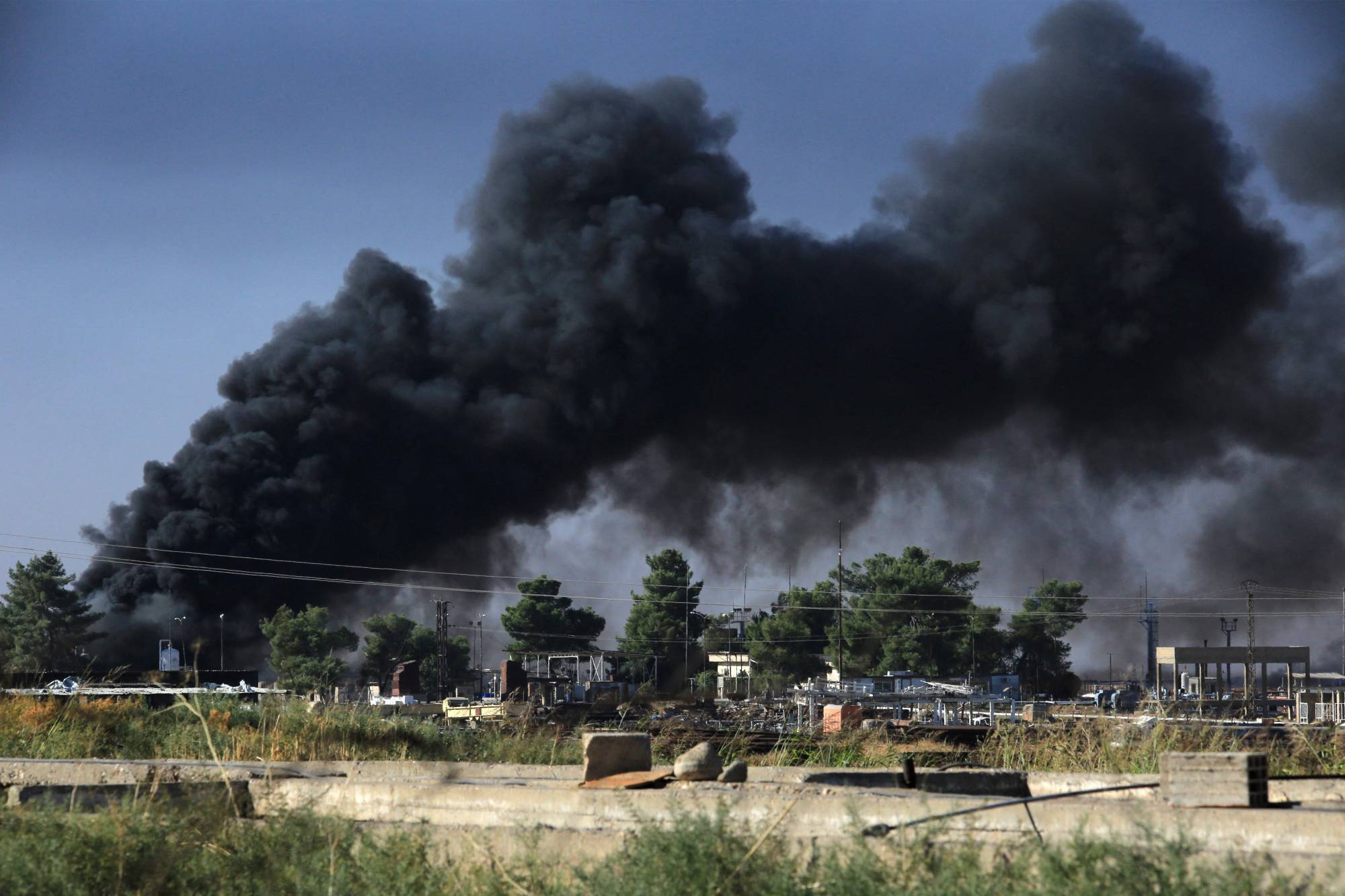 Ekim 2024'te Suriye'nin kuzeydoğusunda SDG kontrolündeki bölgelerde bulunan Rumailan petrol sahasına Türk tarafından düzenlenen bombardıman (Reuters)