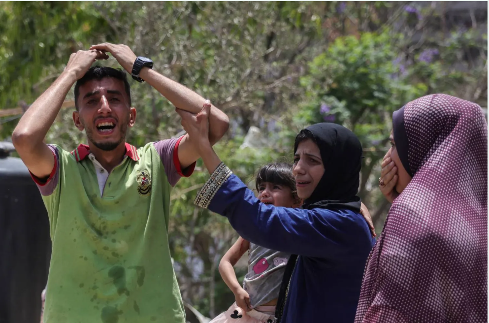 شاب فلسطيني ينعى أحد أقاربه الذي قُتل في غارة إسرائيلية غرب جباليا شمال قطاع غزة (أ.ف.ب)