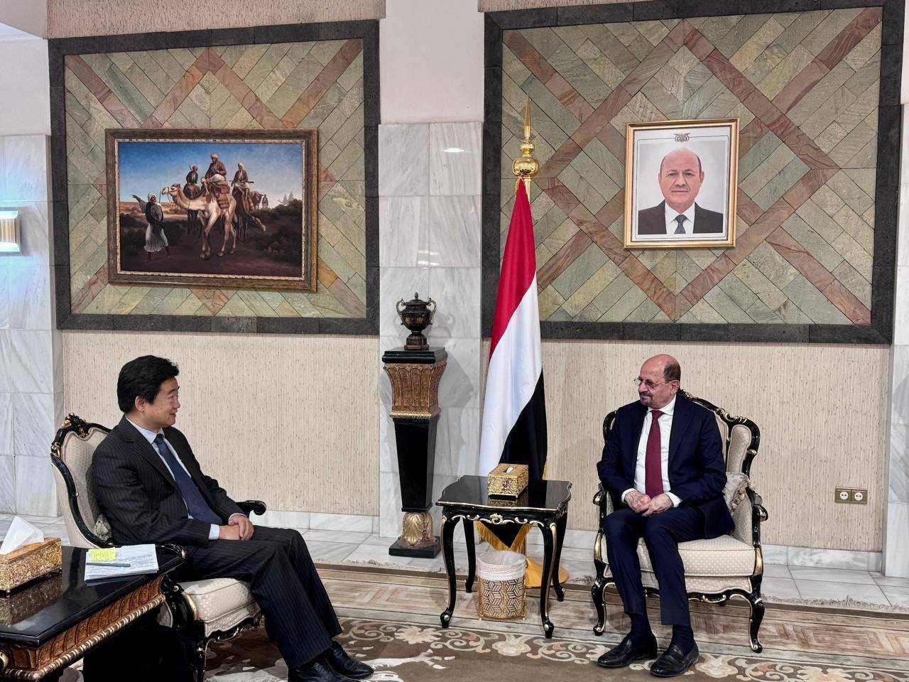 الوزير الزنداني خلال استقباله القائم بأعمال السفير الصيني لدى اليمن الأسبوع الماضي (الخارجية اليمنية)