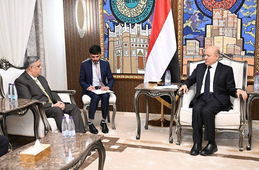 رئيس مجلس القيادة الرئاسي رشاد العليمي خلال لقائه السفير الهندي لدى اليمن (الخارجية اليمنية)
