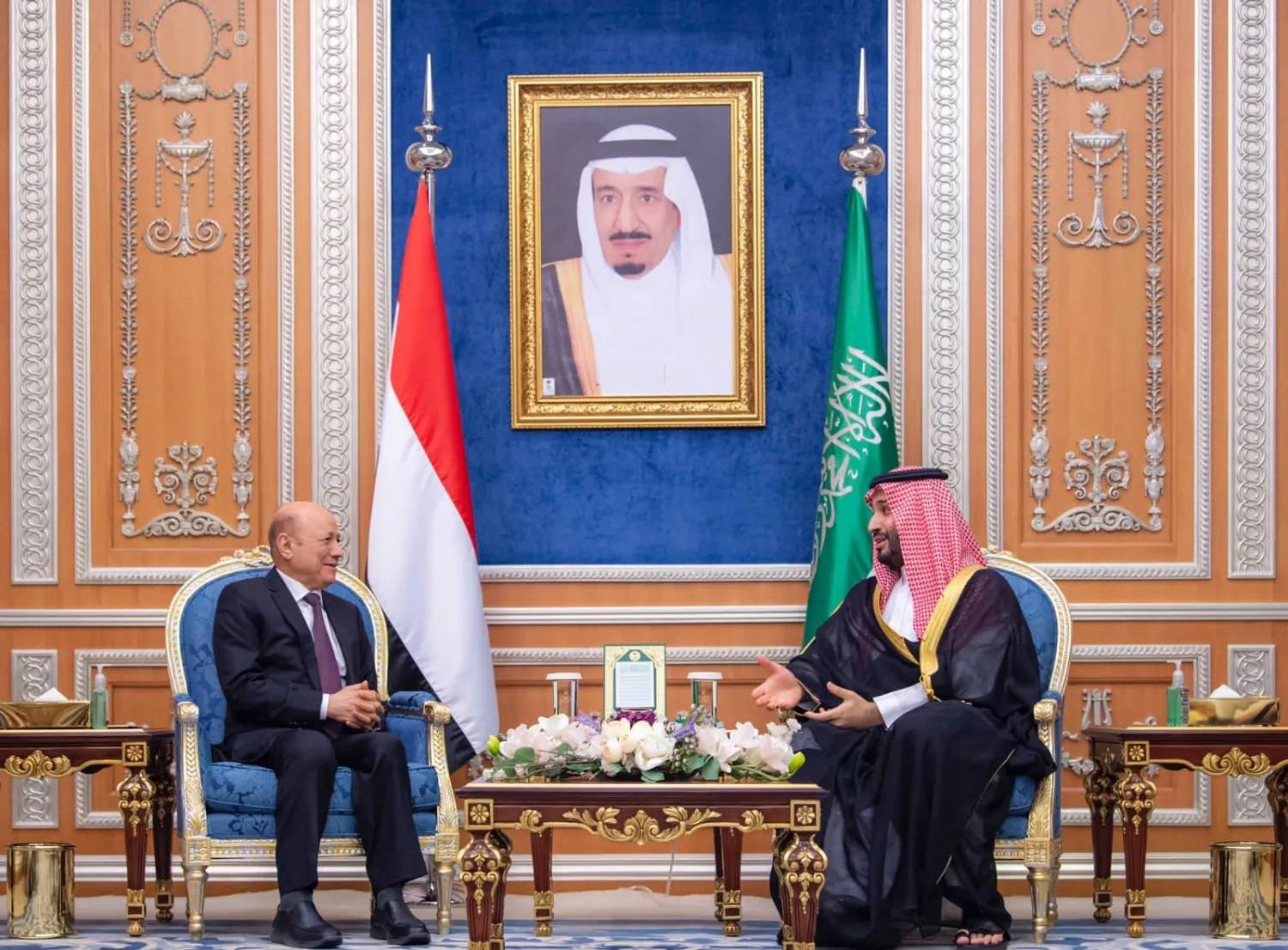 الأمير محمد بن سلمان ولي العهد السعودي لدى لقائه د. رشاد العليمي رئيس مجلس القيادة الرئاسي اليمني عام 2023 (واس)