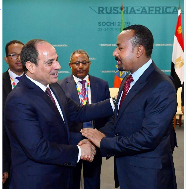 لقاء بين الرئيس المصري عبد الفتاح السيسي ورئيس الوزراء الإثيوبي آبي أحمد على هامش القمة الأفريقية - الروسية في 2019 (الرئاسة المصرية)