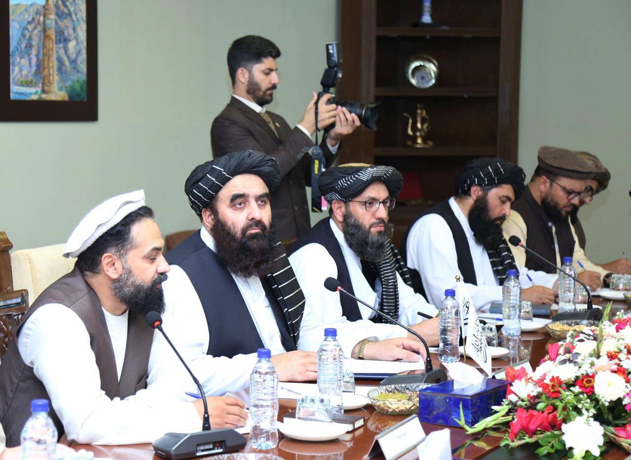 صورة نشرتها وزارة الخارجية الأفغانية تُظهر القائم بأعمال وزير الخارجية الأفغاني أمير خان متقي (الثاني من اليمين) يلتقي نائب رئيس الوزراء الباكستاني إسحاق دار في كابل... 20 أغسطس حيث وصل دار إلى كابل لحضور الحوار السادس لوزراء خارجية الصين وأفغانستان وباكستان (إ.ب.أ)