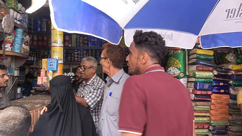 الحكومة اليمنية كلَّفت فرقاً ميدانية لمراقبة أسعار السلع بعد تعافي العملة المحلية (سبأ)