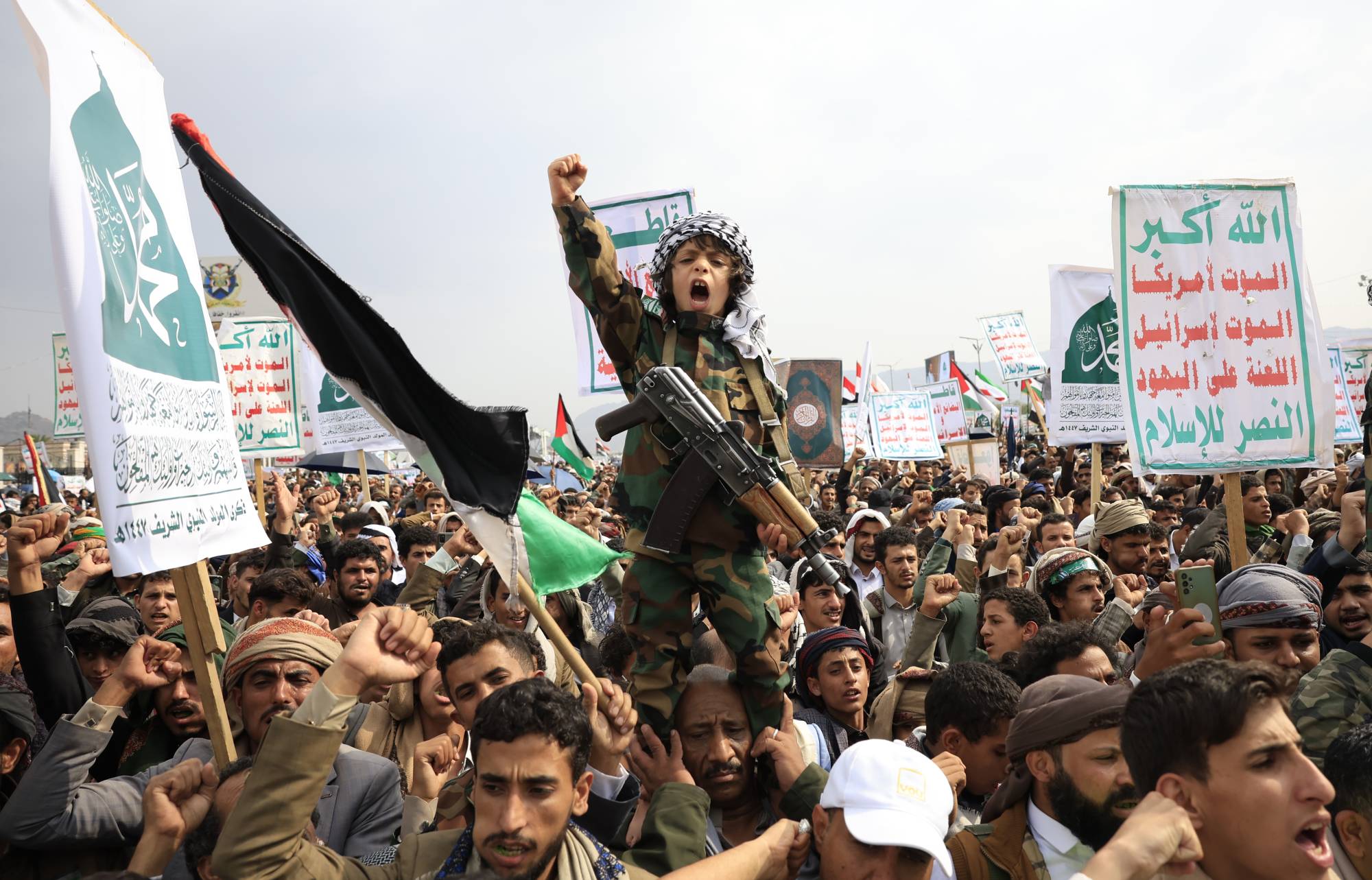 عناصر موالون للجماعة الحوثية خلال حشد في صنعاء (إ.ب.أ)