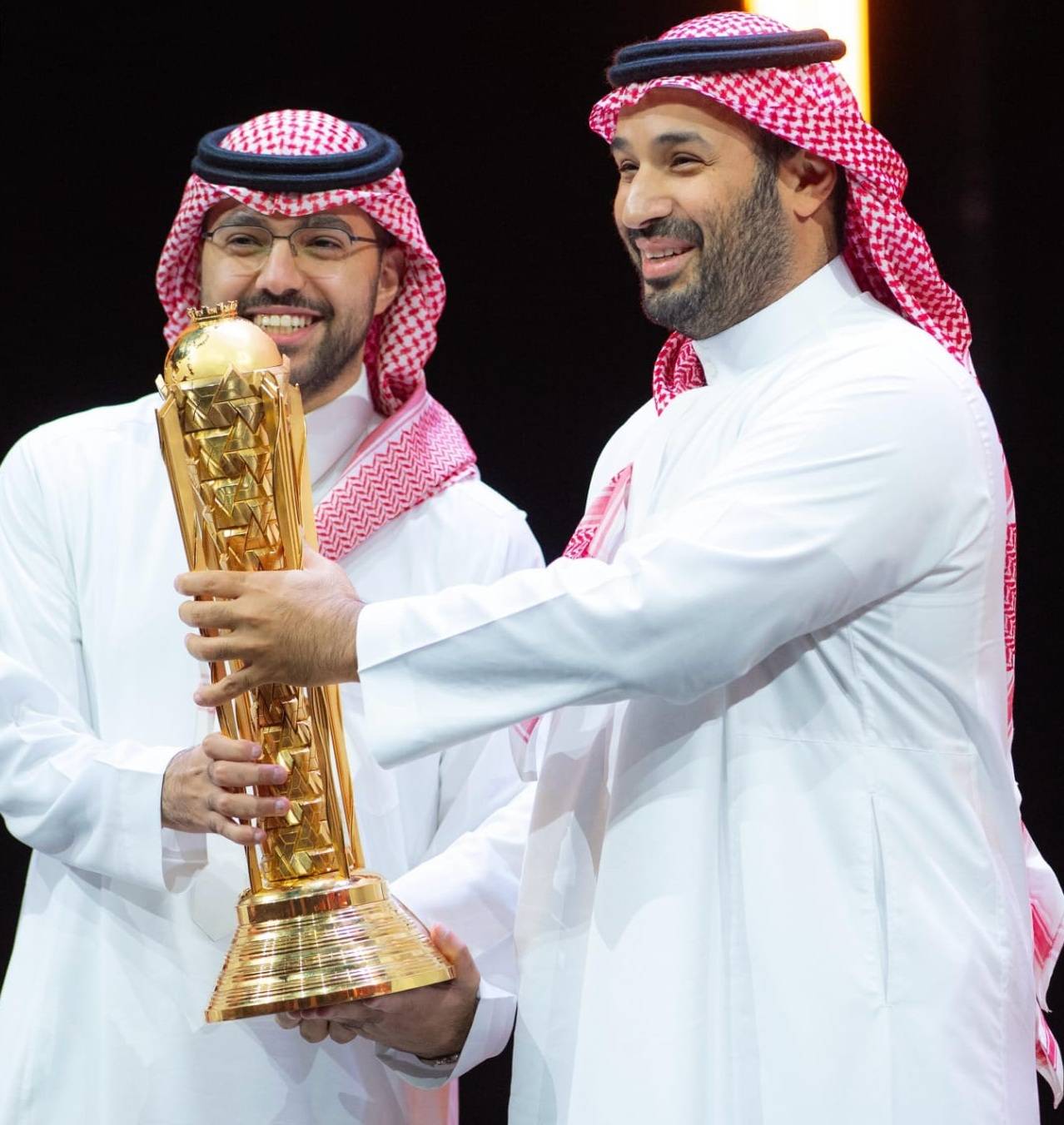 الأمير محمد بن سلمان يسلم مساعد الدوسري قائد فريق فالكونز كأس البطولة (واس)