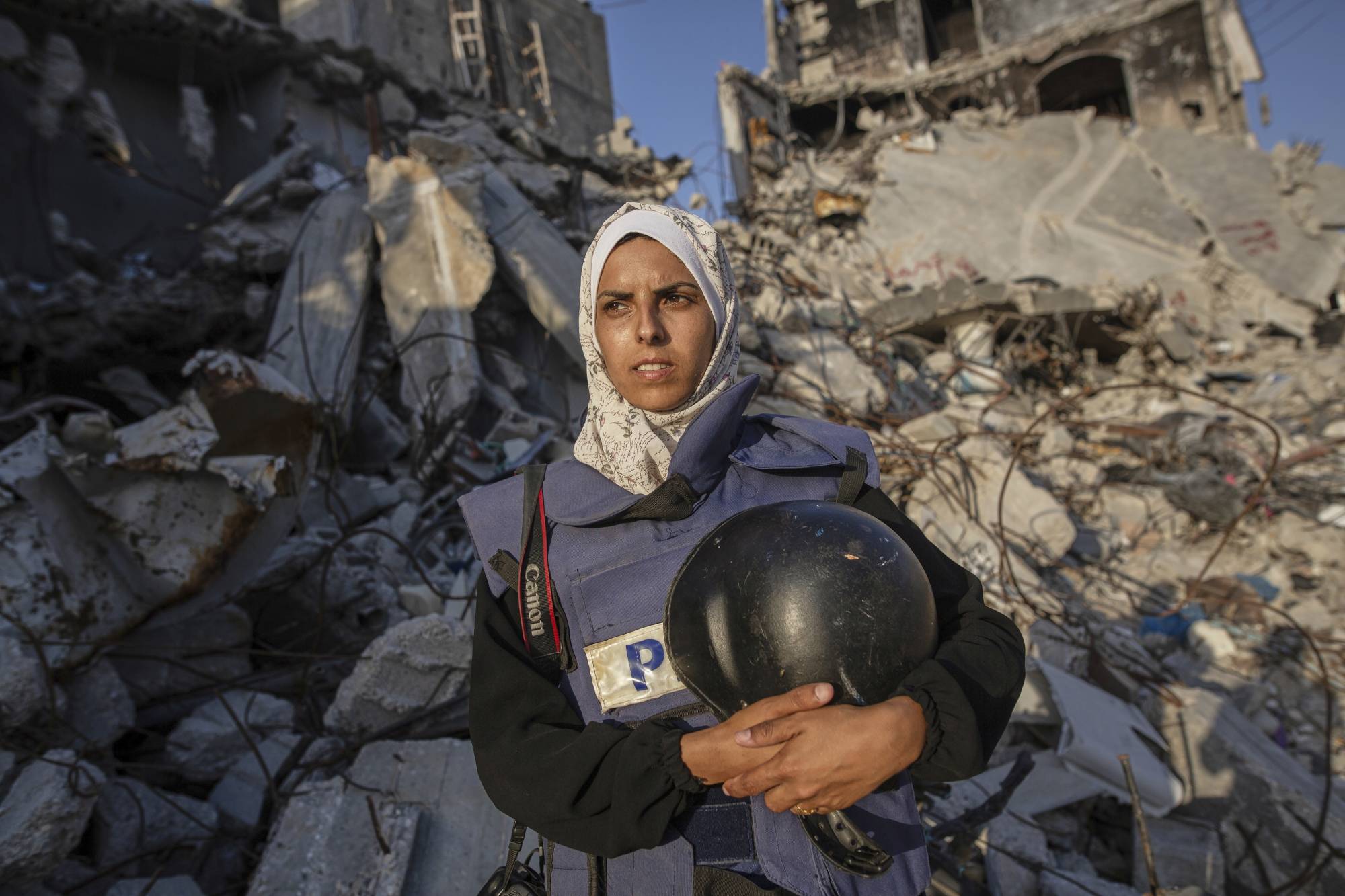 الصحافية الفلسطينية مريم أبو دقة خلال عملها على تغطية الحرب في خان يونس (أ.ب)