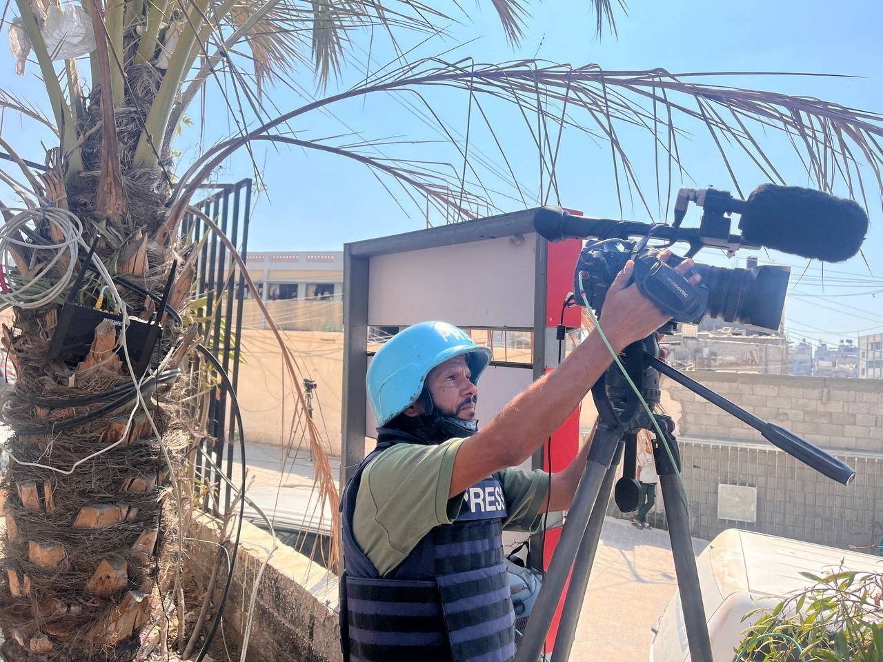 المصور الفلسطيني حسام المصري كان يعمل لصالح وكالة «رويترز»