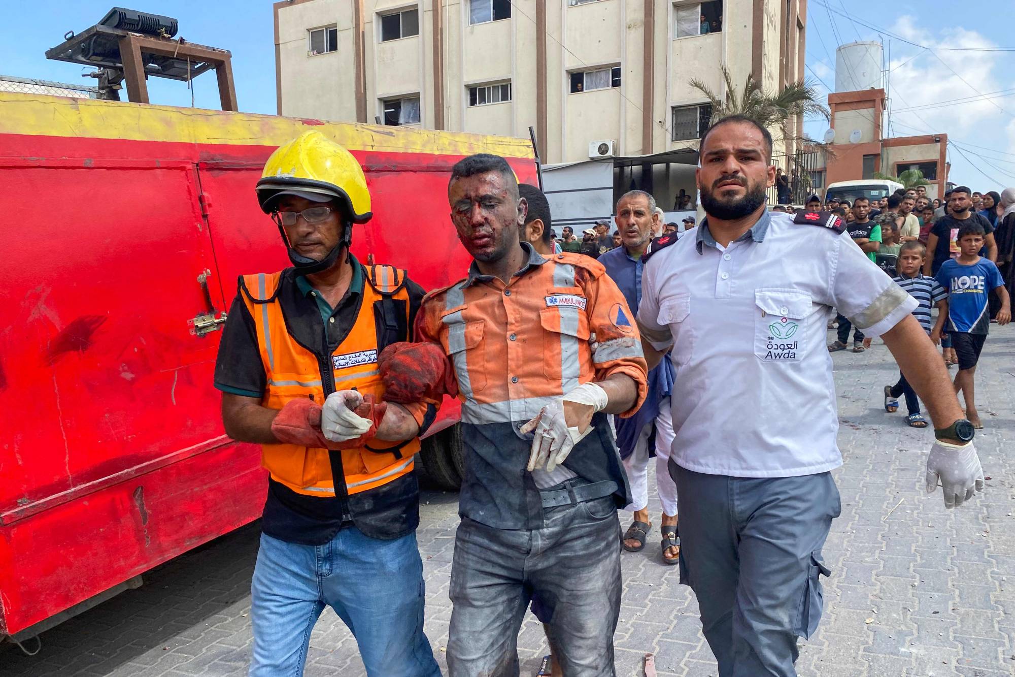 مسعفون فلسطينيون يُخلون أحد أفراد الدفاع المدني الذي أُصيب في غارات إسرائيلية على مستشفى ناصر في خان يونس جنوب قطاع غزة (أ.ف.ب)