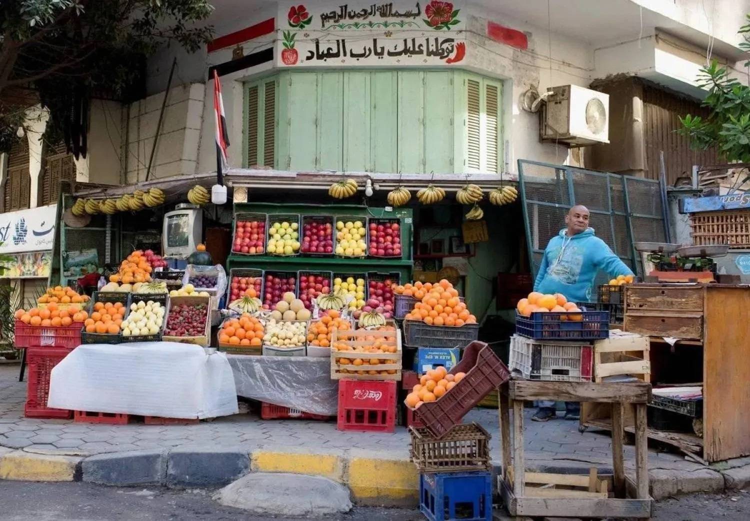 بائع فاكهة على أطراف العاصمة المصرية القاهرة (رويترز)