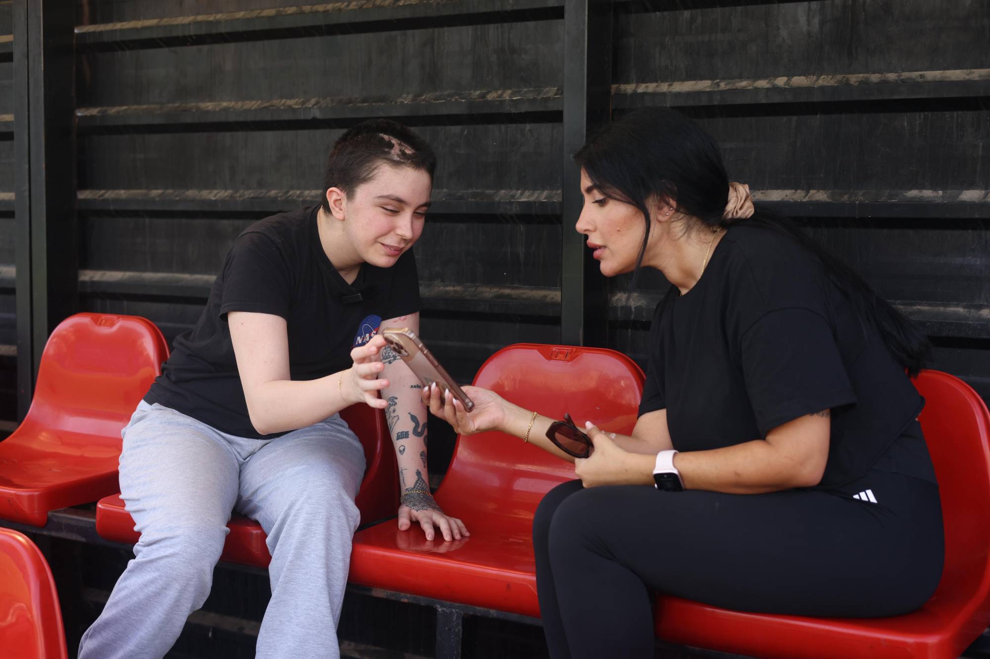 سيلين حيدر تتحدث إلى الزميلة فاتن أبي فرج (الشرق الأوسط)