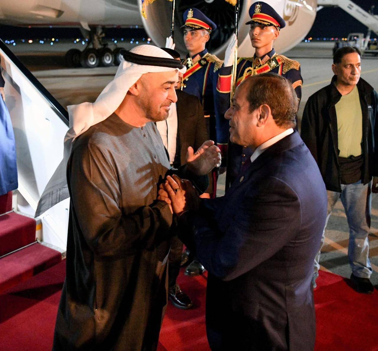 السيسي يستقبل الشيخ محمد بن زايد في «مطار العلمين» (الرئاسة المصرية)