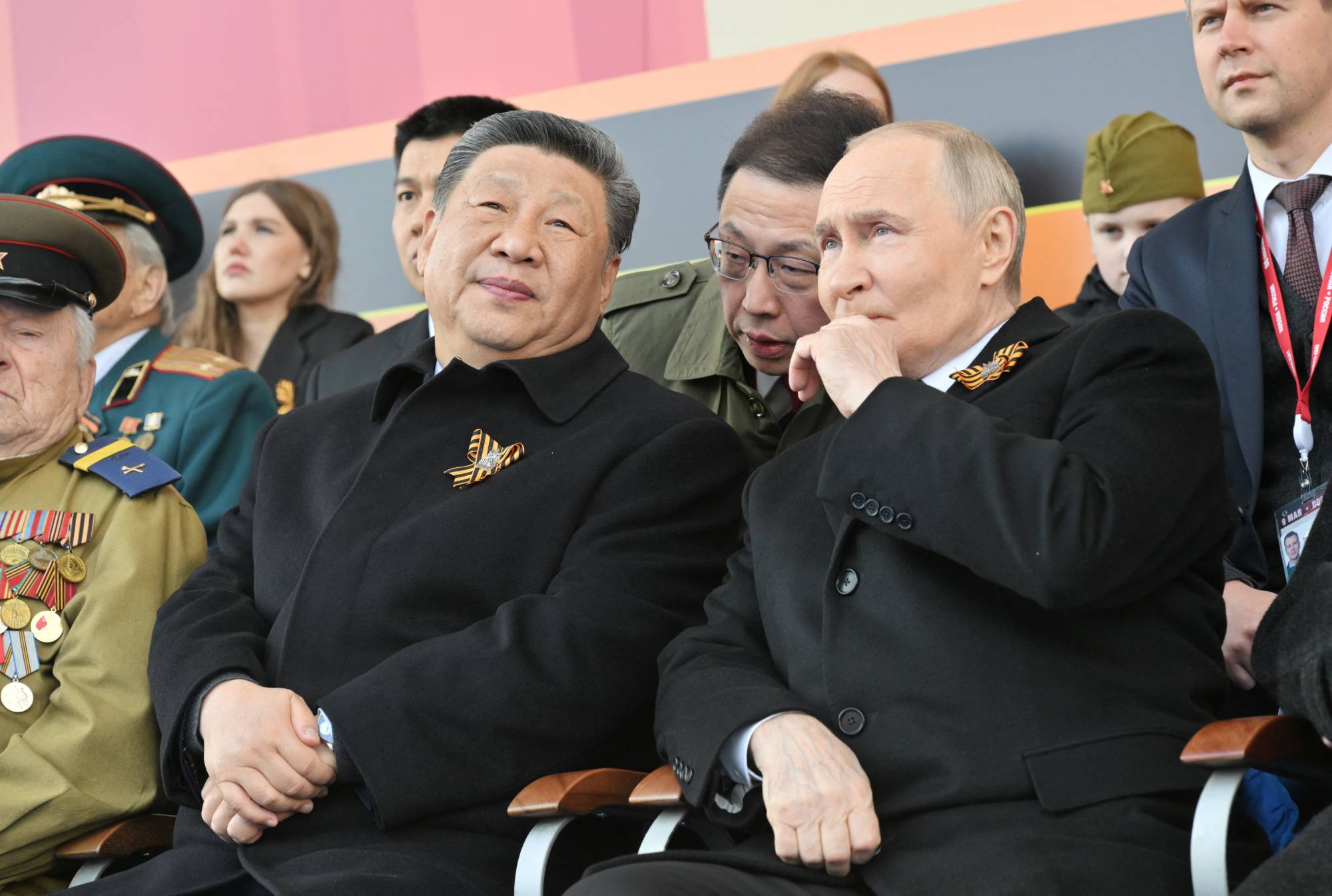 الرئيس الروسي فلاديمير بوتين ونظيره الصيني شي جينبينغ يحضران عرضاً عسكرياً في يوم النصر إحياءً للذكرى الثمانين للانتصار على ألمانيا النازية في الحرب العالمية الثانية في الساحة الحمراء وسط موسكو... 9 مايو 2025 (رويترز)