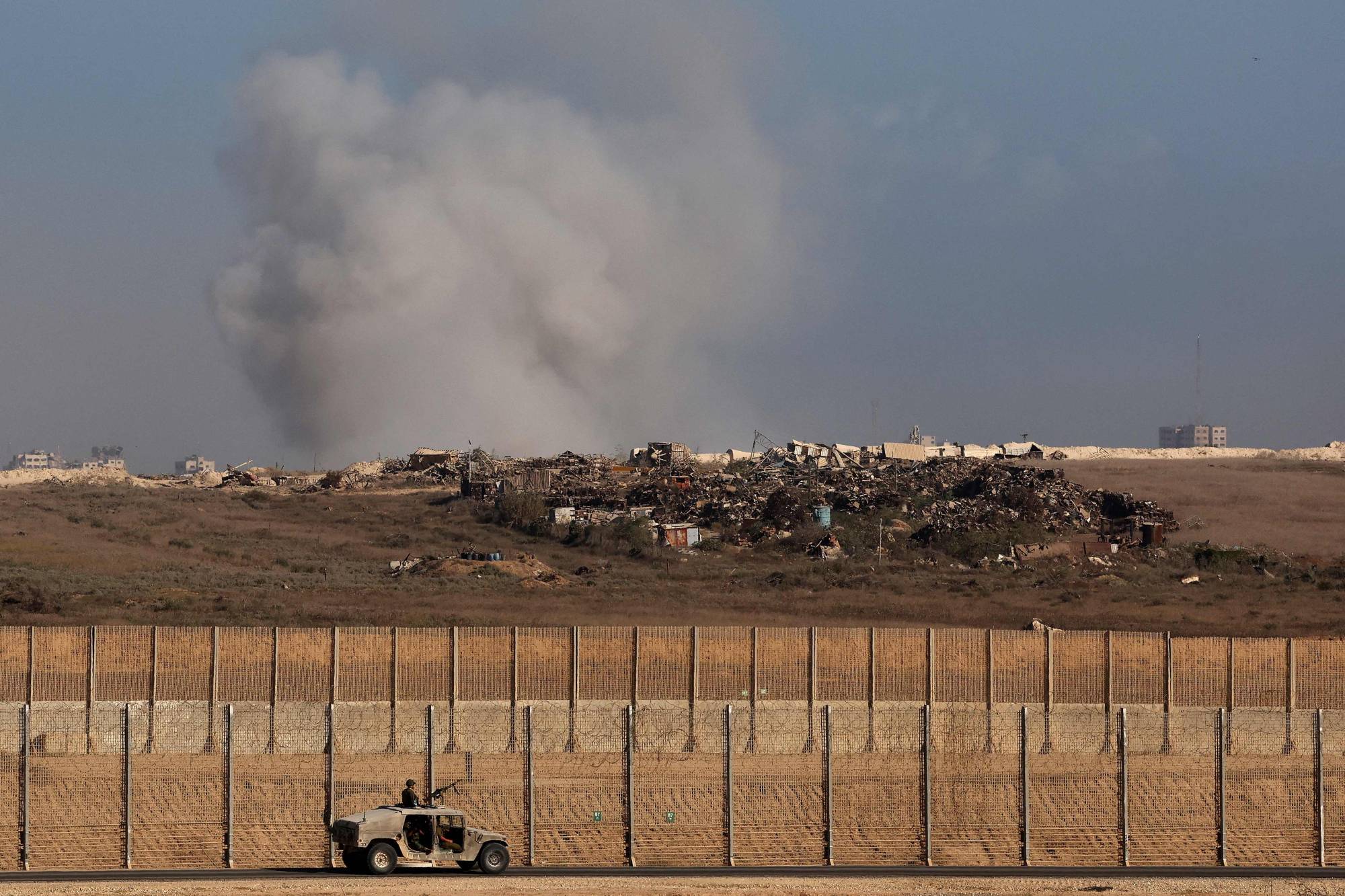 دخان فوق قطاع غزة جراء القصف الإسرائيلي الجمعة (أ.ف.ب)