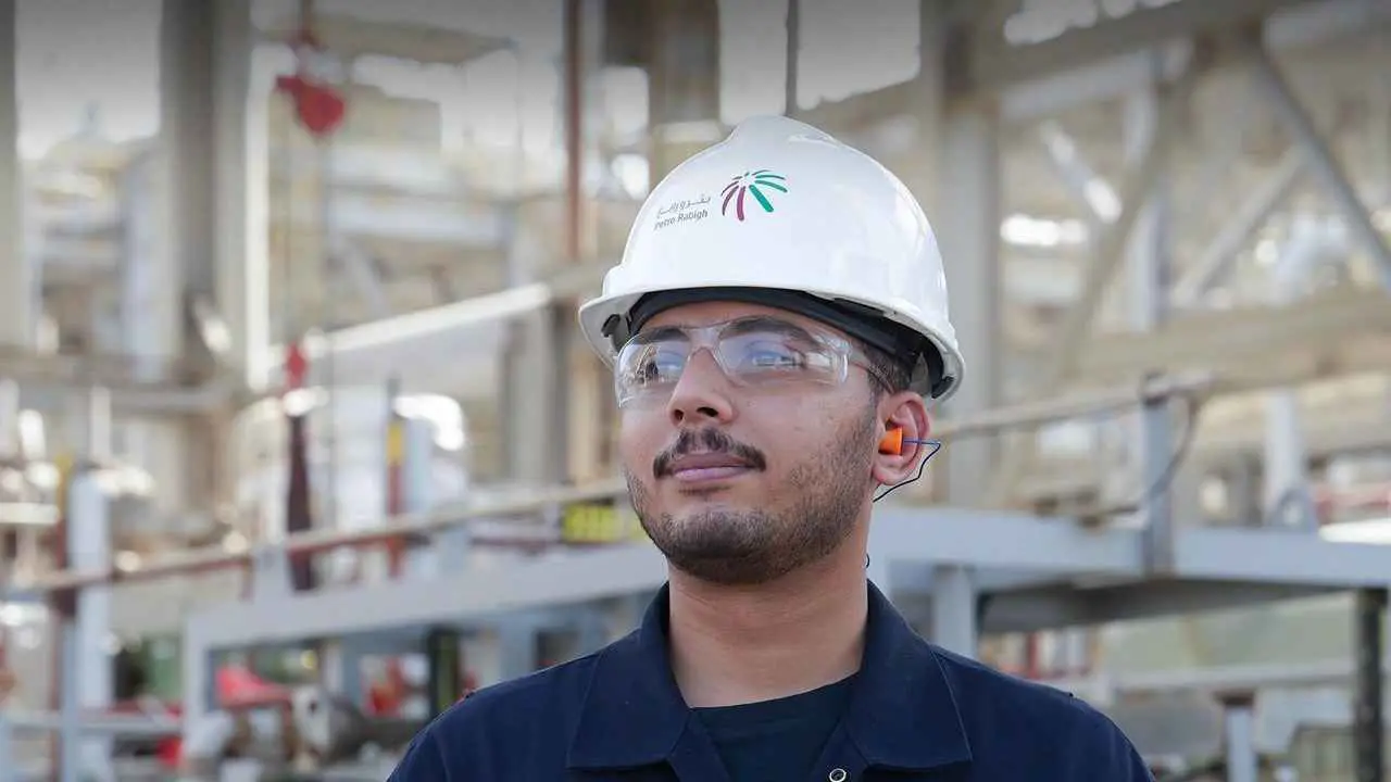 مهندس أثناء عمله في شركة «بترورابغ» (صفحة الشركة على «إكس»)