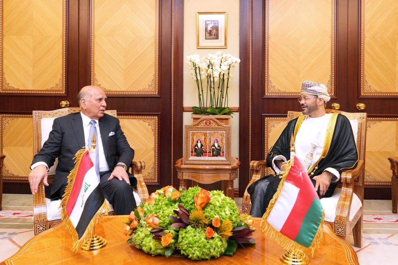 وزير الخارجية العماني بدر البوسعيدي لدى استقباله في مسقط نظيره العراقي فؤاد حسين في سبتمبر 2024 (العمانية)
