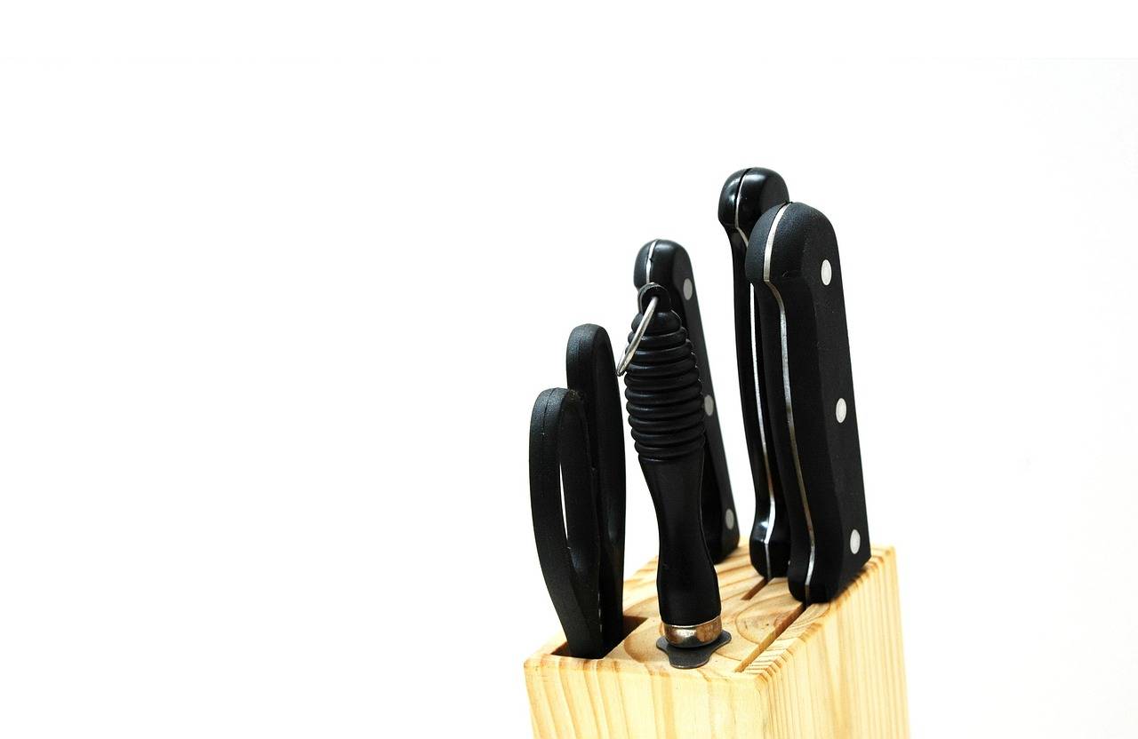 سكاكين المطبخ تحتاج إلى شحذ منتظم (بكسباي)