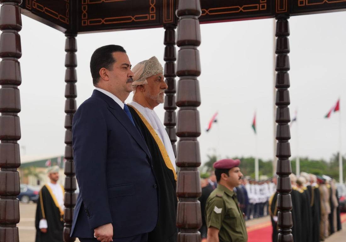 نائب رئيس الوزراء العماني شهاب بن طارق آل سعيد خلال مراسم استقبال رئيس الوزراء العراقي محمد شياع السوداني (إعلام حكومي)