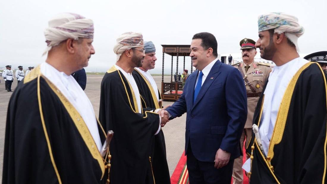 رئيس الوزراء العراقي محمد شياع السوداني خلال استقباله في مسقط (إعلام حكومي)