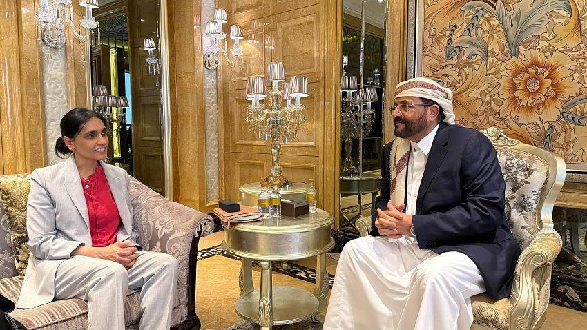 عضو مجلس القيادة الرئاسي سلطان العرادة لدى لقائه سفيرة المملكة المتحدة لدى اليمن عبدة شريف (سبأ)