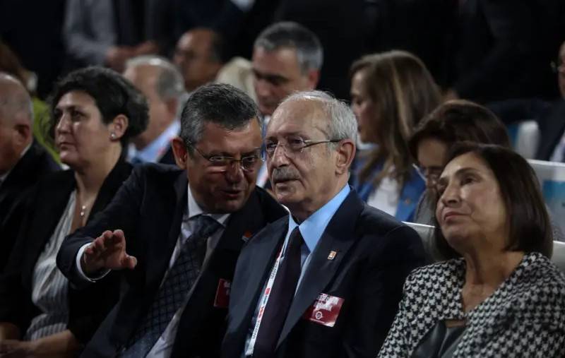 حديث بين أوزيل وكليتشدار أوغلو خلال المؤتمر العام الـ38 لحزب «الشعب الجمهوري» عام 2023 (حساب الحزب في إكس)