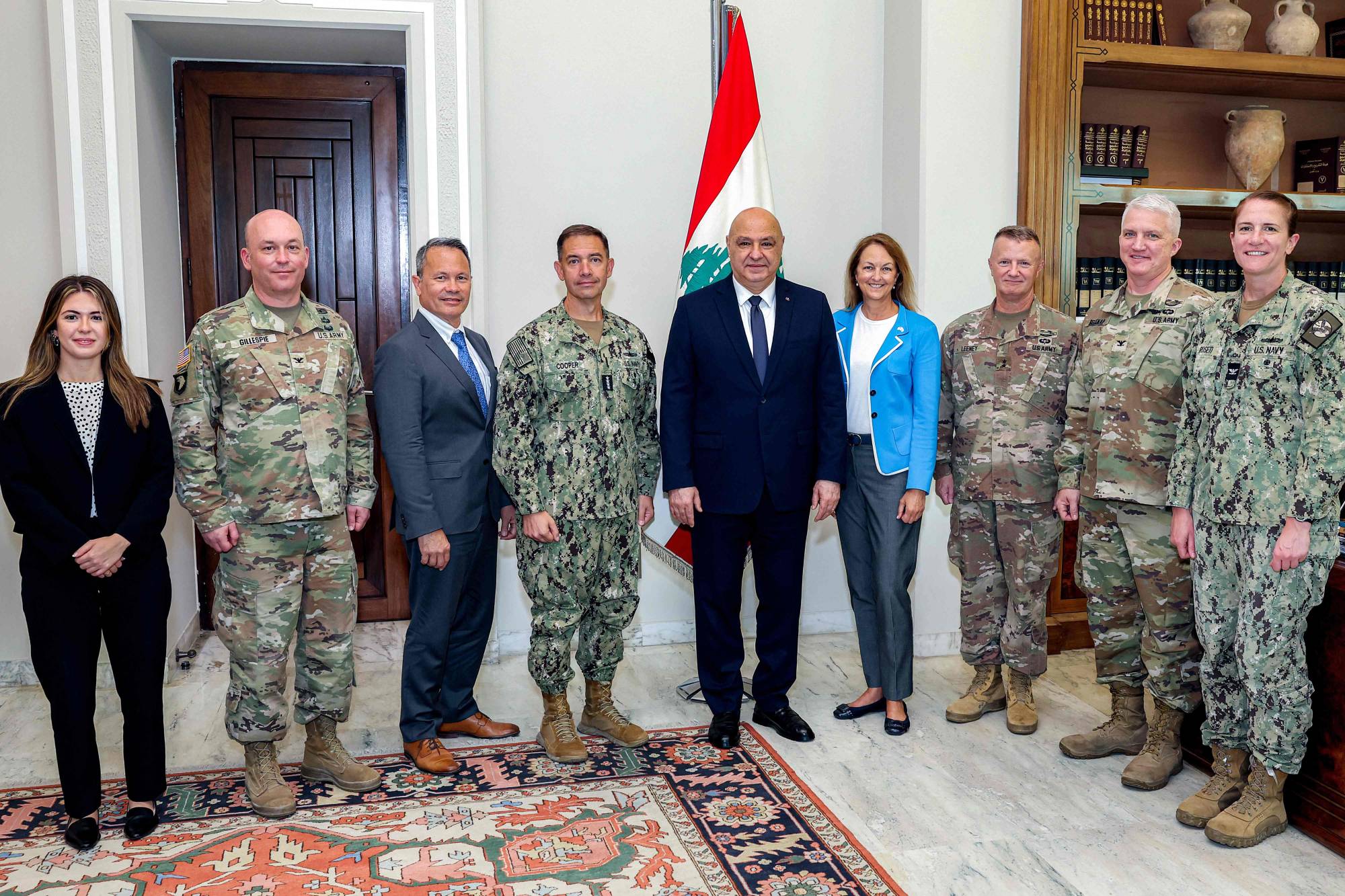 الرئيس اللبناني جوزيف عون مستقبلاً وفداً عسكرياً أميركياً في قصر «بعبدا» السبت (أ.ف.ب)