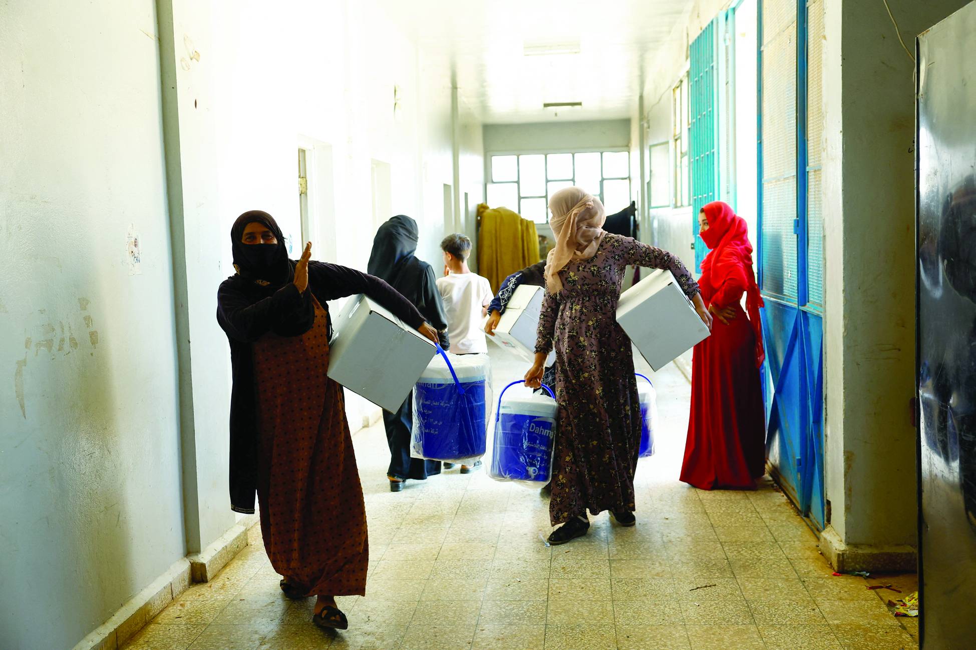 نازحات من عشائر بدو السويداء داخل أحد مراكز الإيواء بمدرسة في قرية السهوة بمحافظة درعا (رويترز)