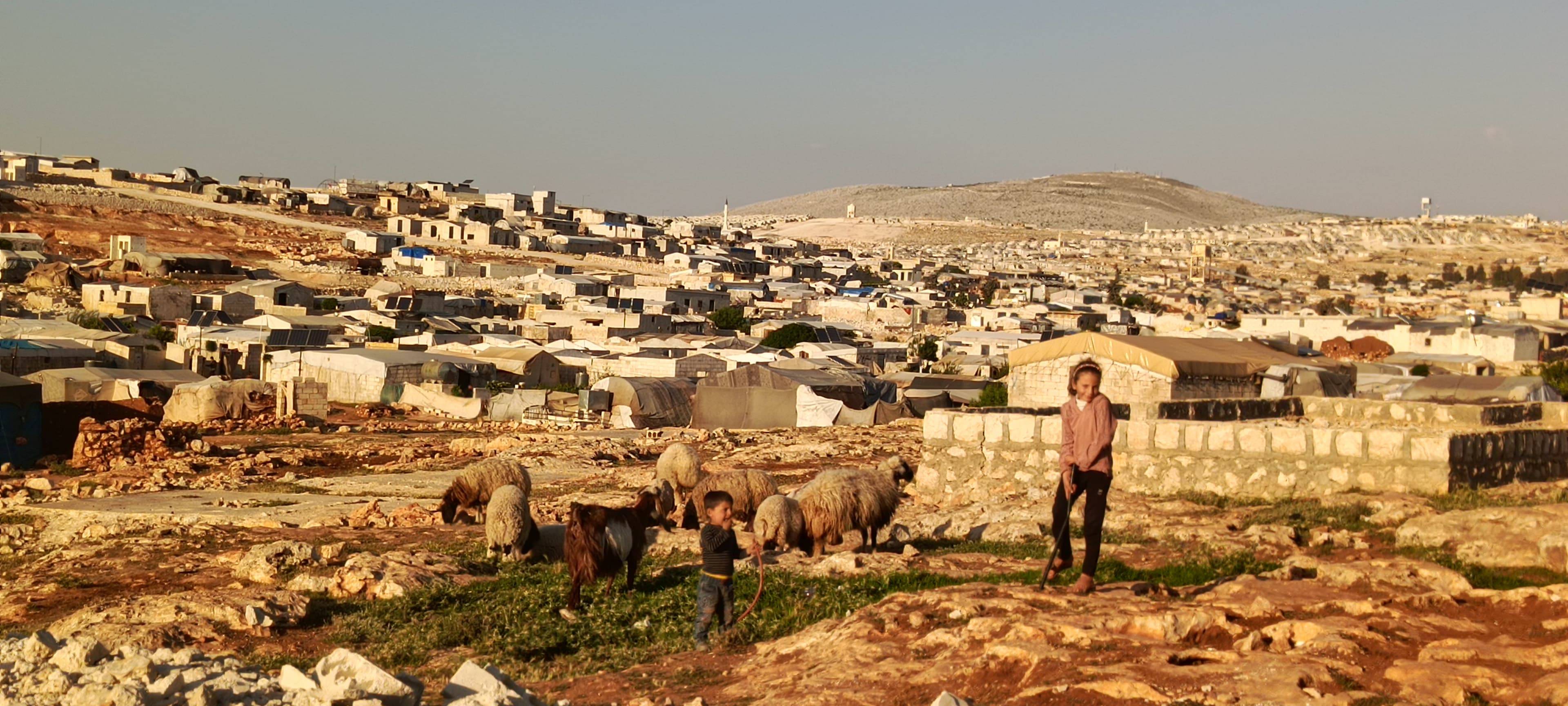 سكان مخيمات إدلب السورية... منسيّون ينتظرون إعماراً لا يأتي