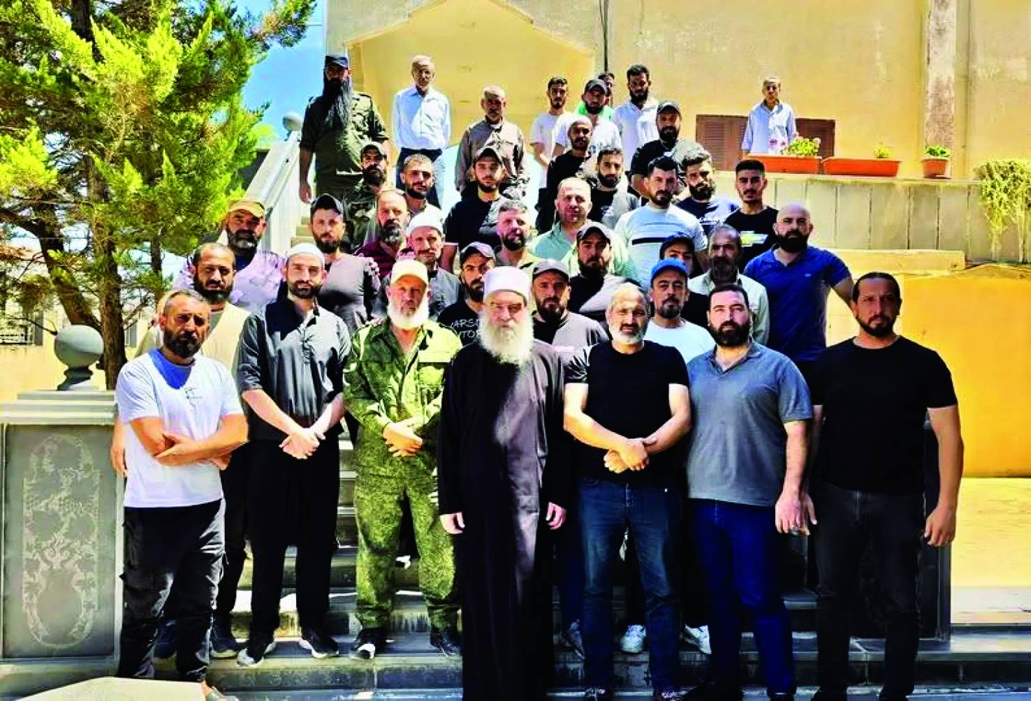أرشيفية لقادة «الحرس الوطني» في السويداء يتوسطهم الشيخ حكمت الهجري (فيسبوك)