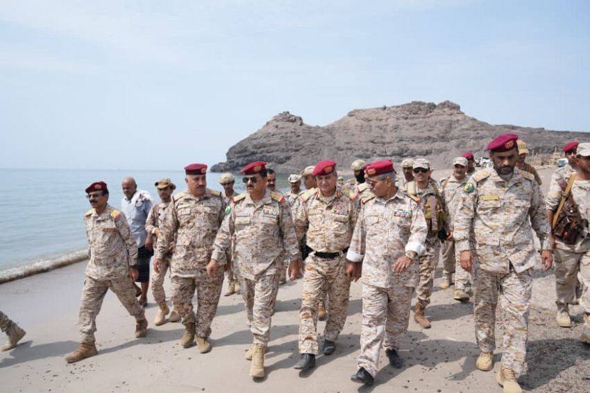 وزير الدفاع اليمني يتفقد القوات المرابطة قرب باب المندب (سبأ)
