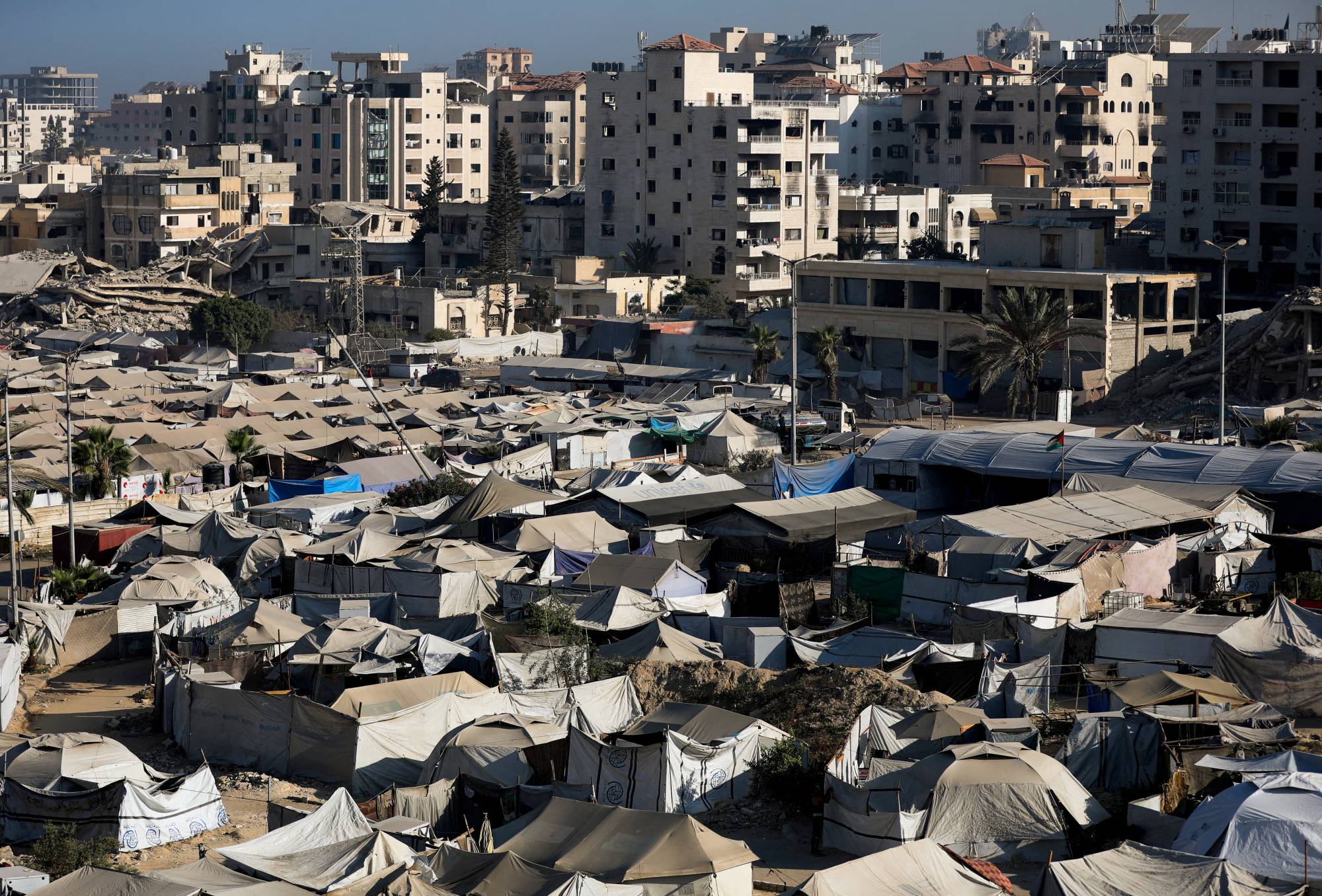 فلسطينيون نزحوا جرّاء الهجوم العسكري الإسرائيلي ويحتمون في خيام في مدينة غزة 11 سبتمبر 2025 (رويترز)
