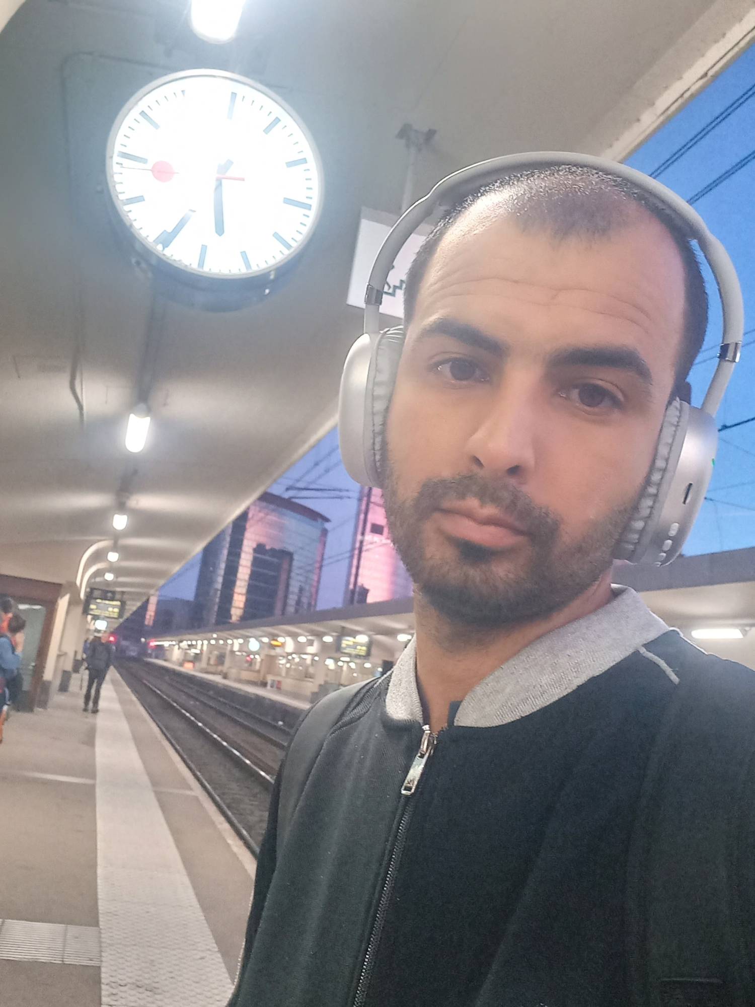 الفلسطيني محمد أبو دخة يلتقط «سيلفي» في بروكسل (رويترز)