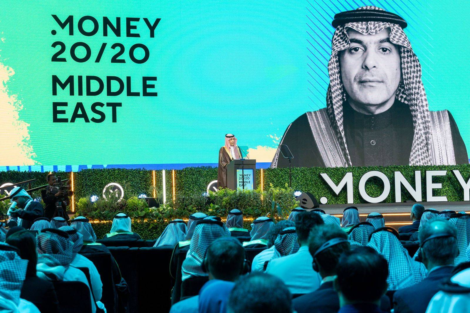 محافظ «البنك المركزي السعودي» خلال حديثه إلى الحضور في المؤتمر (الشرق الأوسط)