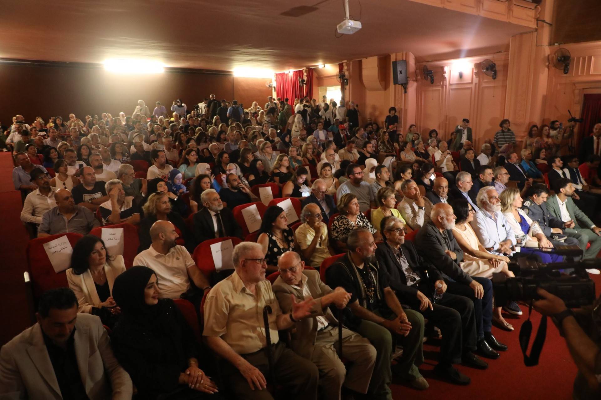 الحضور في قاعة السينما بعد إعادة تأهيلها (جمعية تيرو للفنون)
