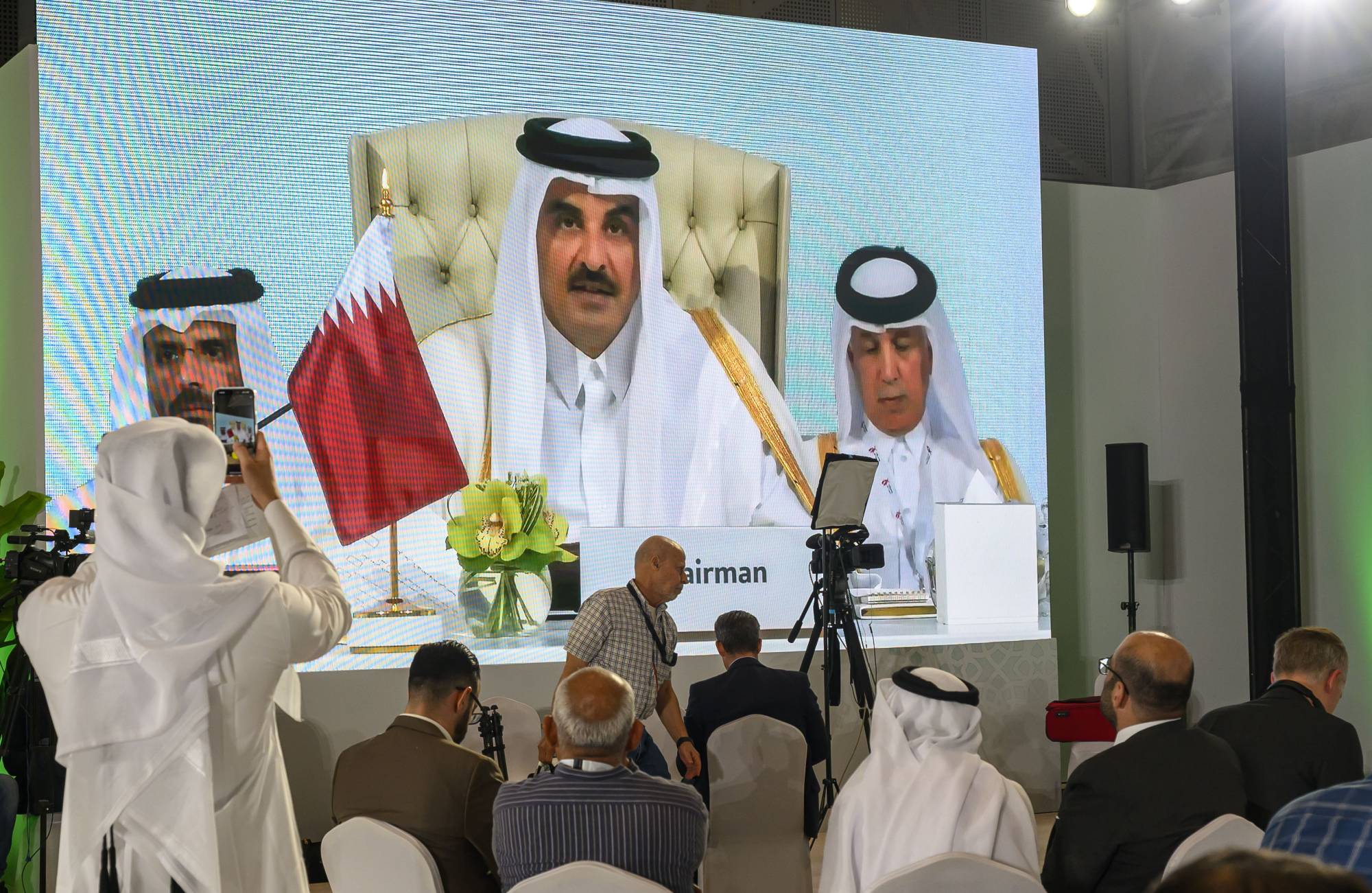 الشيخ تميم بن حمد يتحدث خلال افتتاح أعمال القمة العربية - الإسلامية الطارئة في الدوحة (إ.ب.أ)
