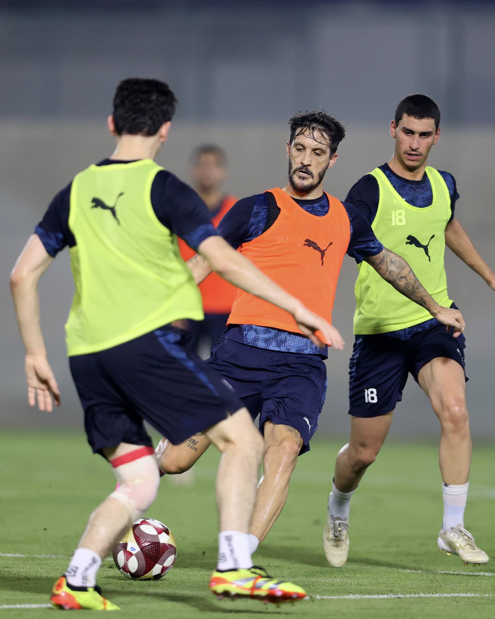 لاعبو الدخيل خلال التحضيرات الأخيرة قبل مواجهة الهلال (نادي الدحيل)