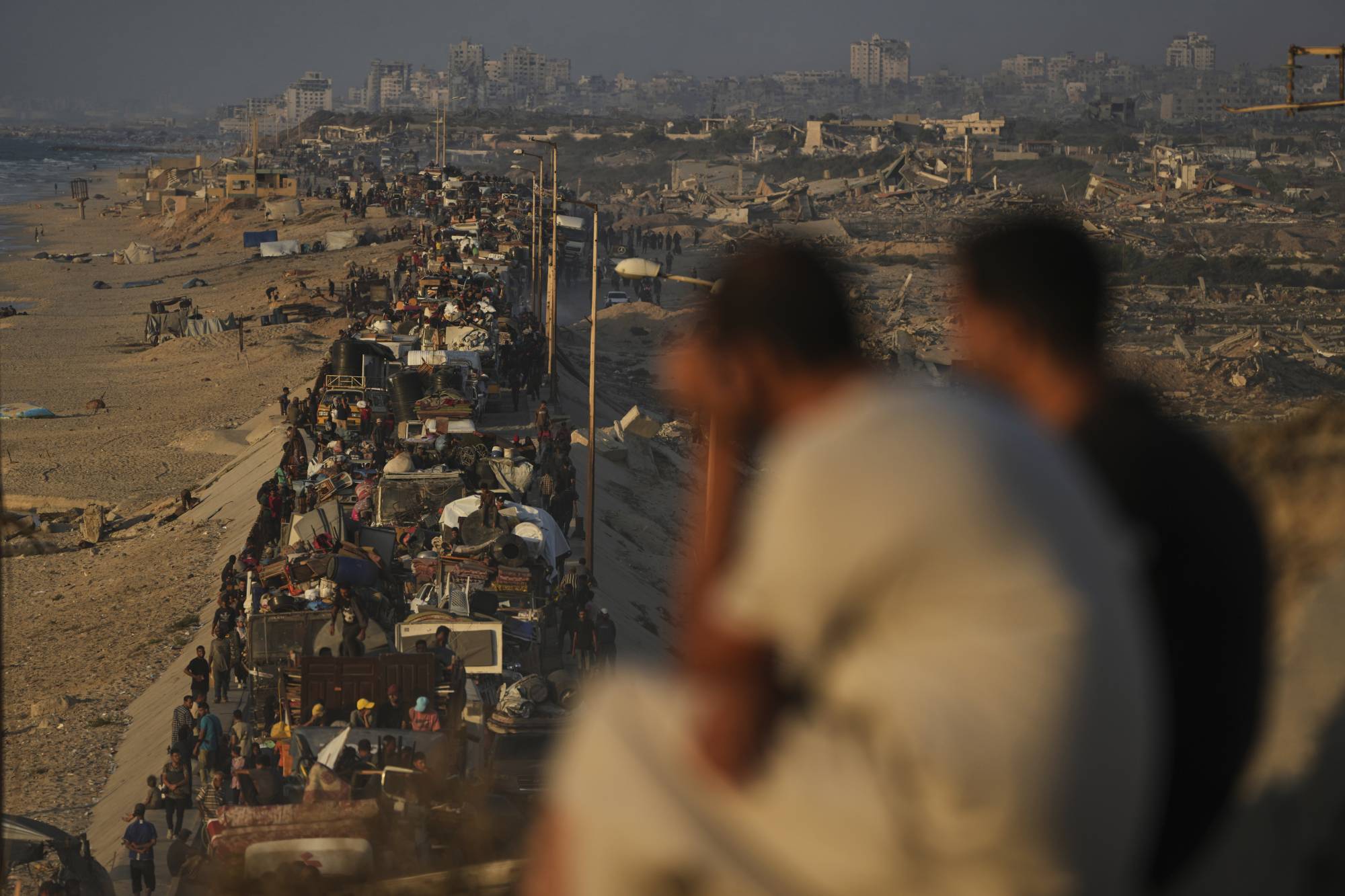 نازحون فلسطينيون يفرون من شمال غزة سيراً على الأقدام وفي المركبات، حاملين أمتعتهم على طول الطريق الساحلي متجهين نحو جنوب القطاع (أ.ب).