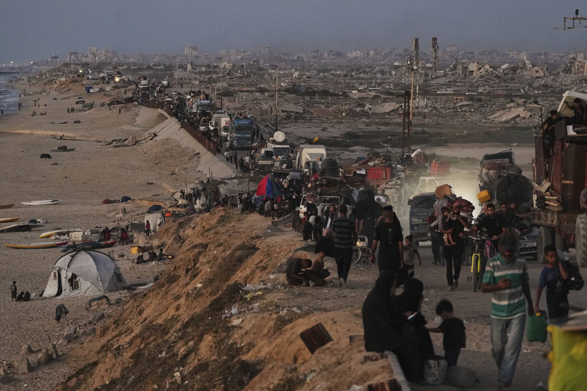 نازحون فلسطينيون يفرون من شمال قطاع غزة عبر الطريق الساحلية باتجاه الجنوب (أ.ب)