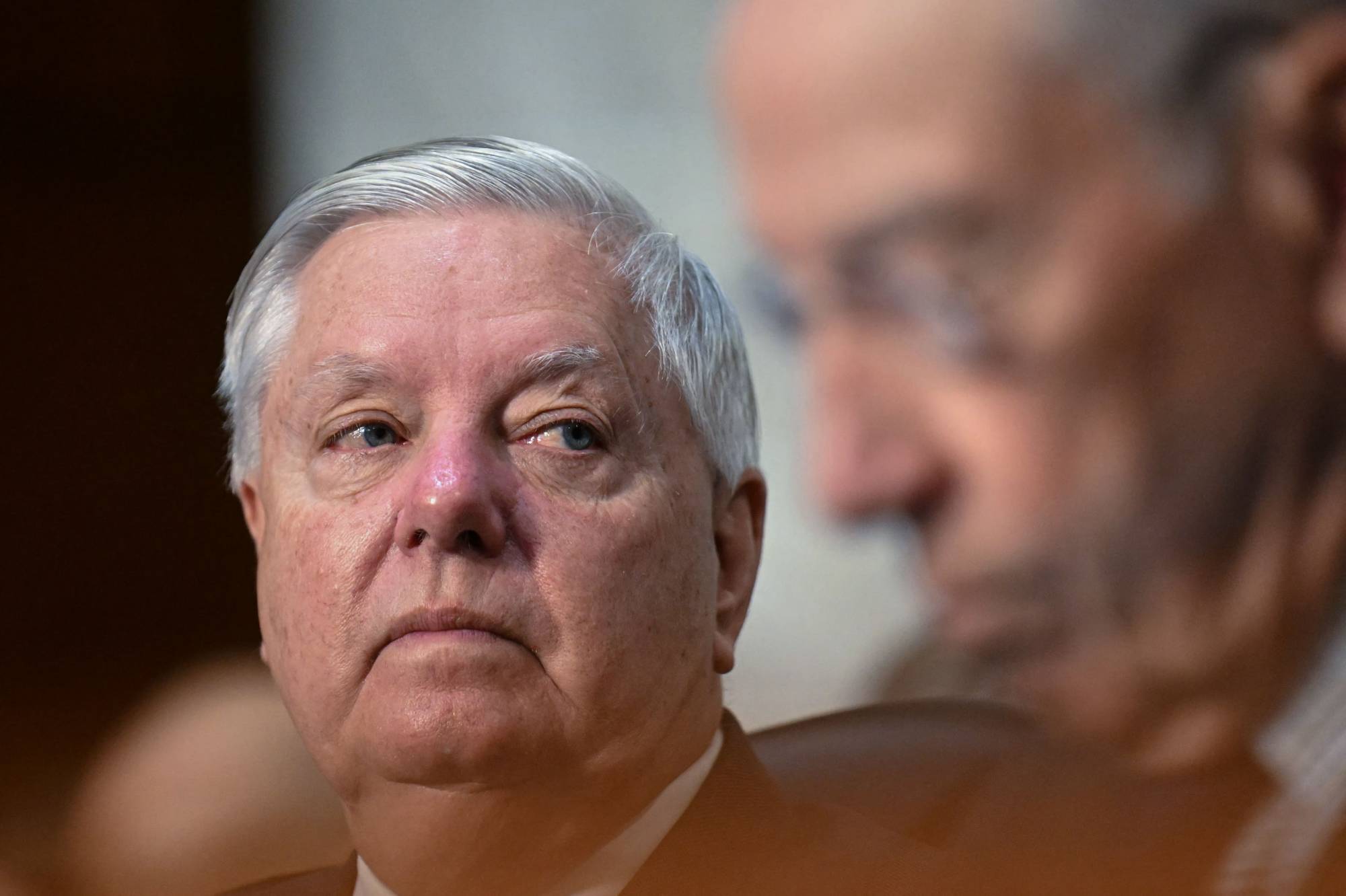 السيناتور الجمهوري ليندسي غراهام صرح لموقع «إكسيوس» بأنه وأعضاء مجلس الشيوخ الآخرين سيلتقون أسعد الشيباني لمناقشة الرفع الدائم لعقوبات قانون قيصر (أ.ف.ب)