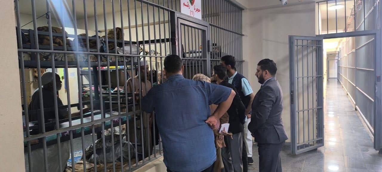 حقوقيون وأعضاء بـ«مجلس الدولة» في زيارة سابقة لسجن معيتيقة بطرابلس (المنظمة الوطنية لحقوق الإنسان)