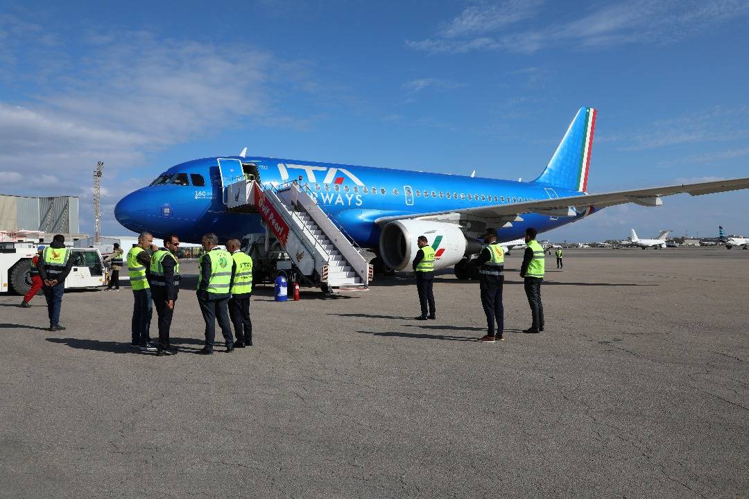 طائرة تابعة للخطوط الإيطالية (ITA) تهبط بـ«مطار معيتيقة الدولي» بطرابلس (أرشيفية - حكومة الوحدة)