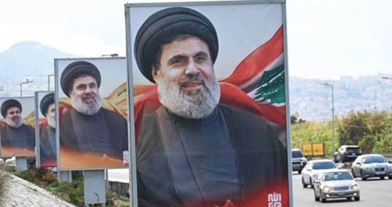 صورة لأمين عام «حزب الله» السابق هاشم صفي الدين خلال تشييعه في شهر فبراير الماضي (الوكالة الوطنية للإعلام)